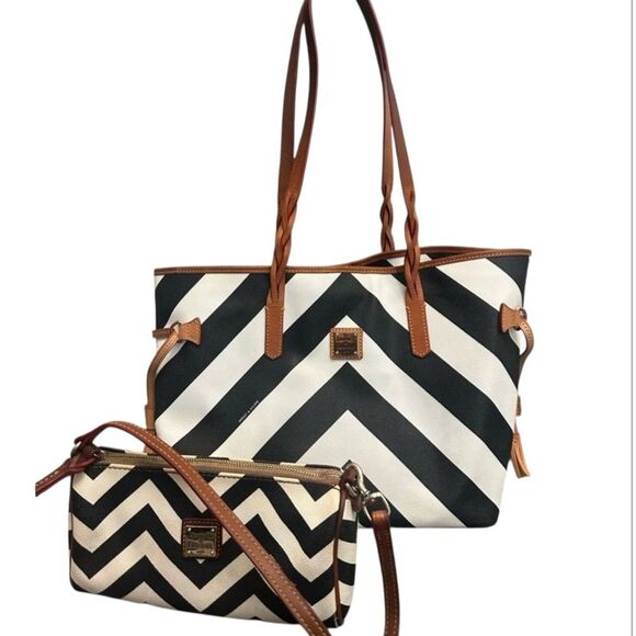 2 DOONEY & BOURKE Chevron Black and White Tote & small bag - Picture 1 of 16